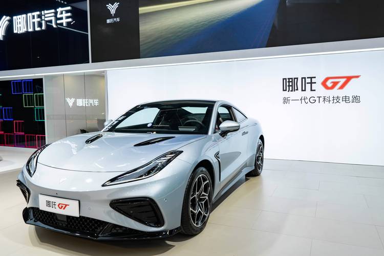 佛山249哪吒汽车在智能汽车领域的表现，领途汽车在新能源汽车市场中的影响力